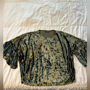 Do Everything In Love Top Womens One Size Green Crushed Velvet Bell Sleeves